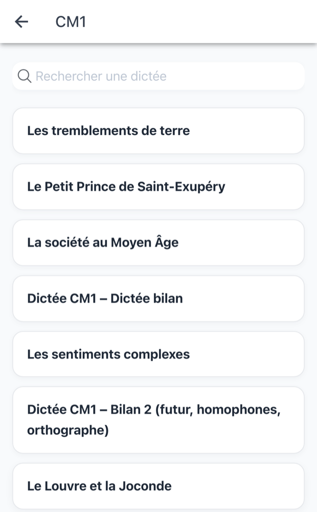La bibliothèque au niveau CM1 : un champ de recherche, puis la liste des dictées disponibles, dont « Les tremblements de terre », « Le Petit Prince de Saint-Exupéry », « La société au Moyen Âge », « Les sentiments complexes » et « Le Louvre et la Joconde », ainsi que des dictées bilans.